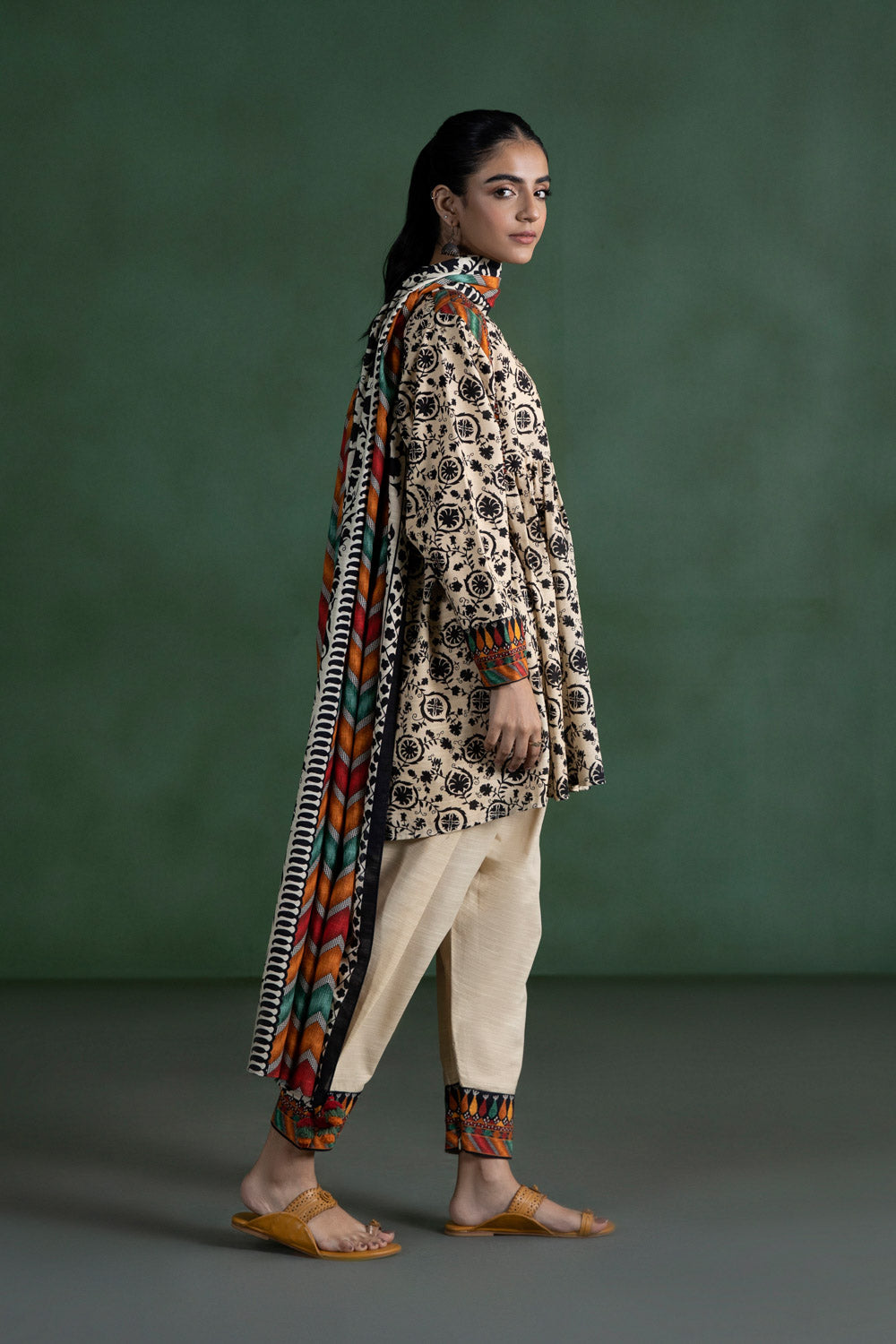 Original Sapphire Unstitched 3PC Lawn Suit – Premium Summer Collection 2025