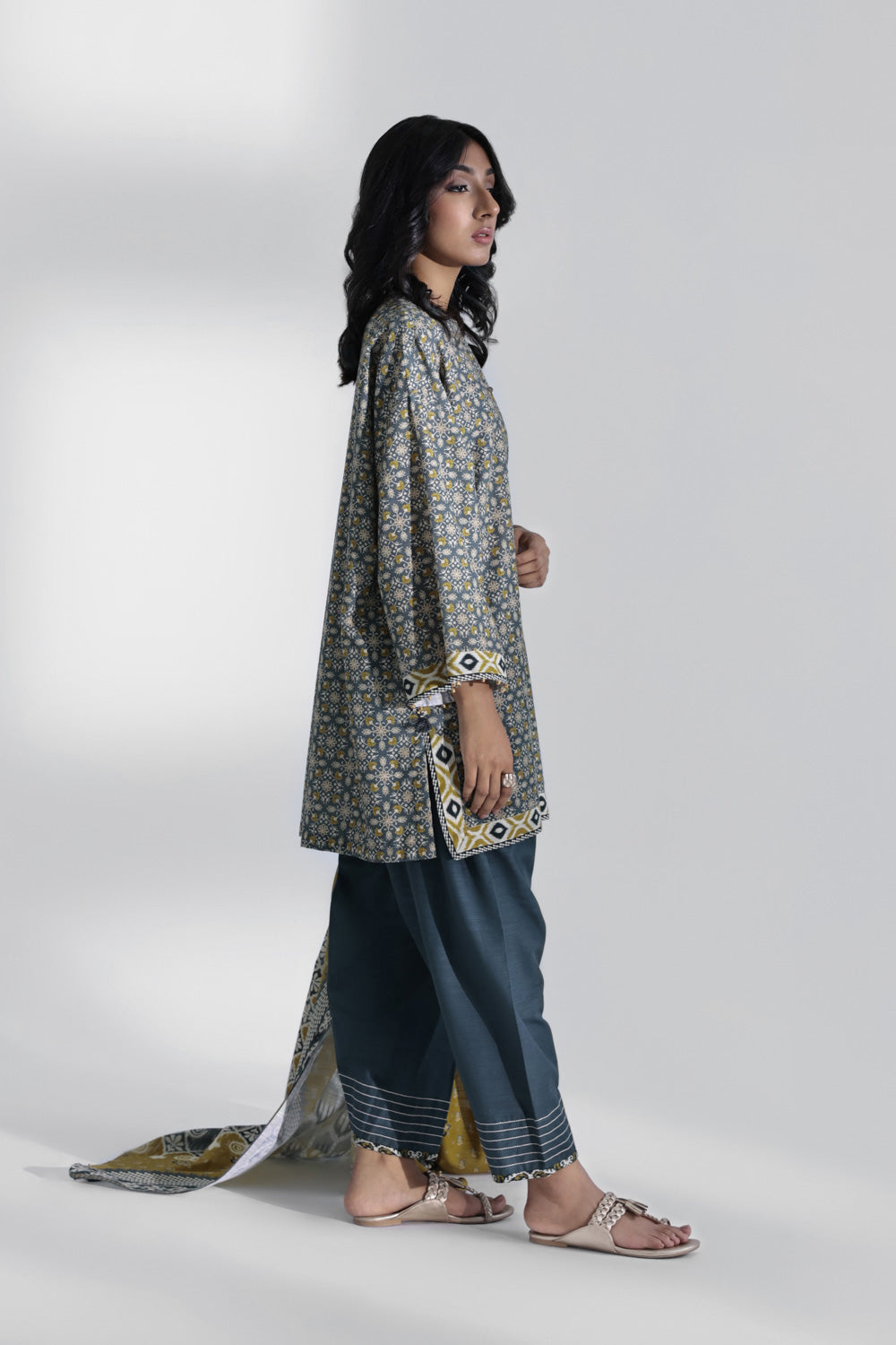Original Sapphire Unstitched 3PC Lawn Suit – Premium Summer Collection 2025